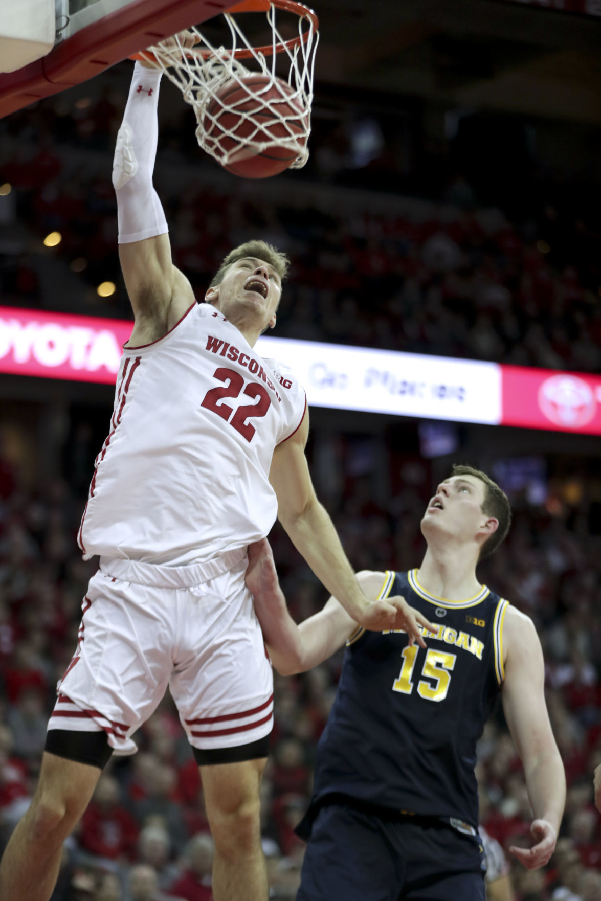 Badgers 64, No. 2 Wolverines 54